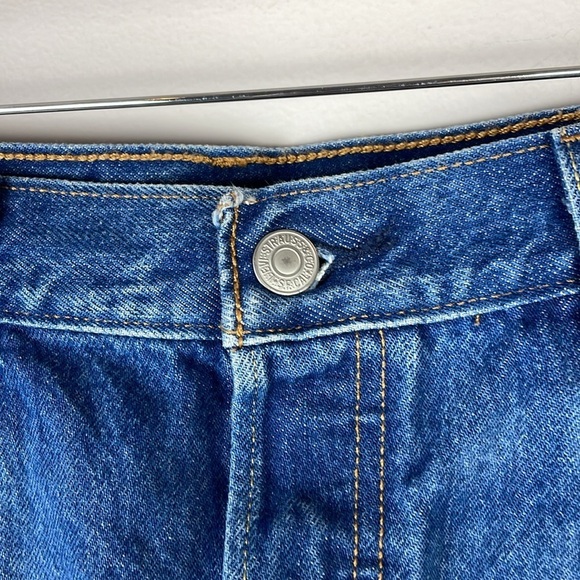 NWT Levi Premium Womens Plus Denim Jean Shorts SZ 32 501 Mid Rise Raw Hem Button - Picture 2 of 13